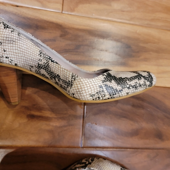 Shoes - Picture 6 of 7